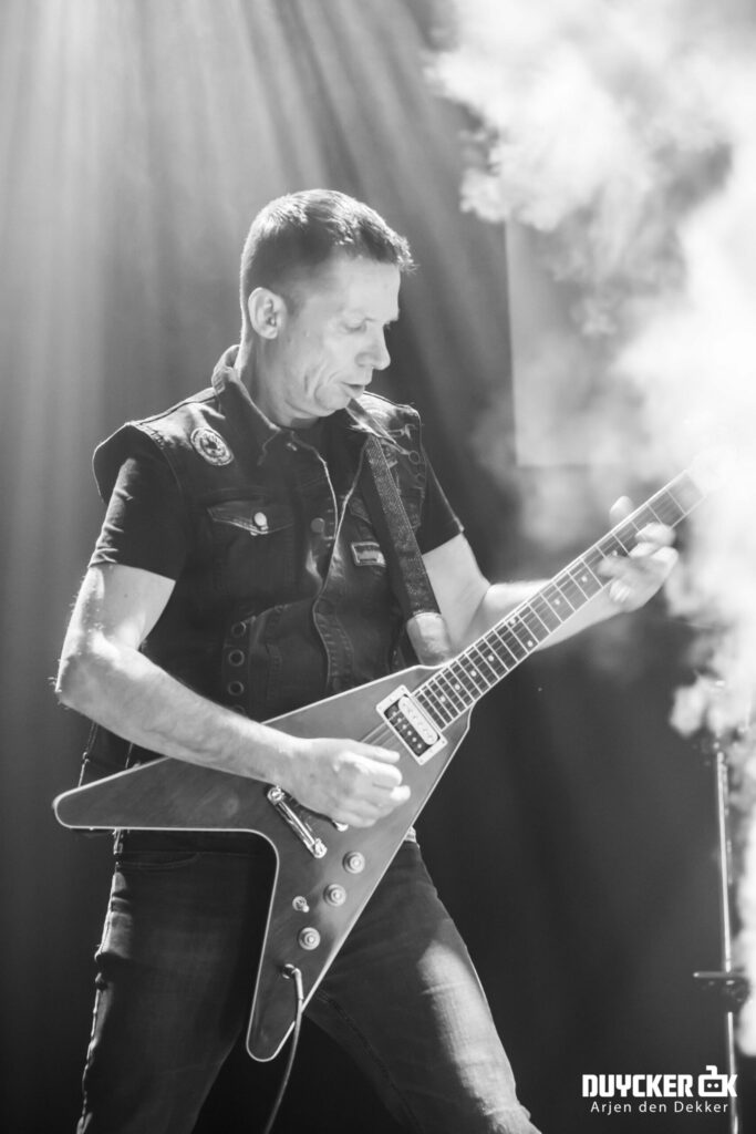 Black Knight vocalist commanding the stage